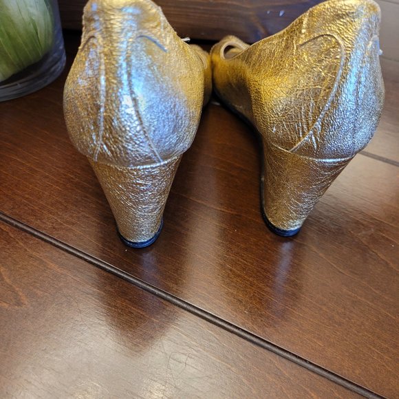 Taryn Rose crushed gold wedges - Picture 2 of 5